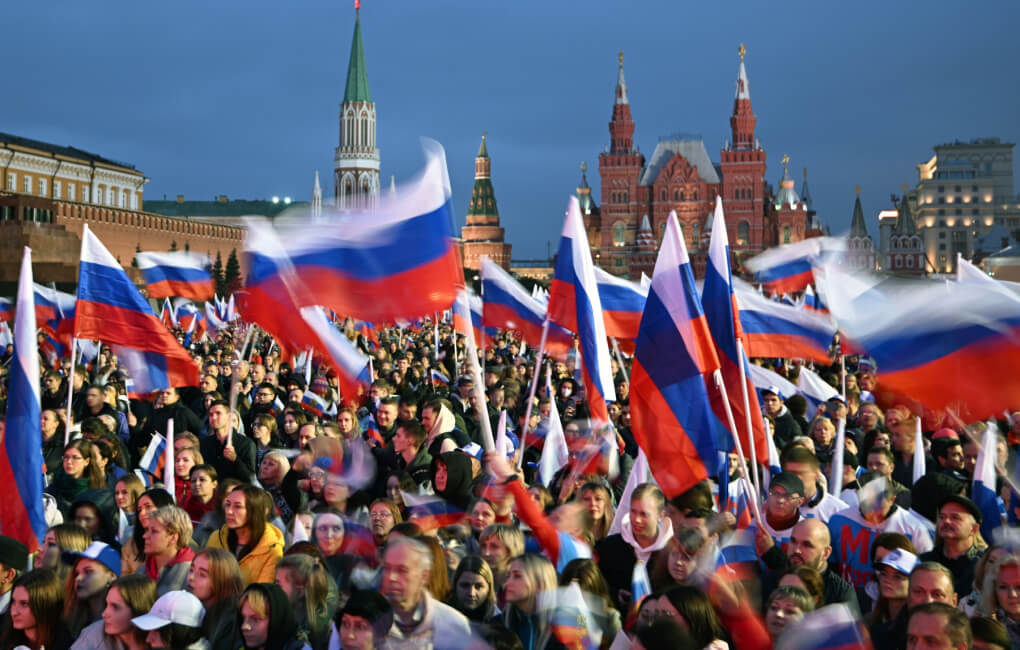 Зрители на митинге-концерте в поддержку присоединения к России ЛНР, ДНР, Херсонской и Запорожской областей на Красной площади в Москве.